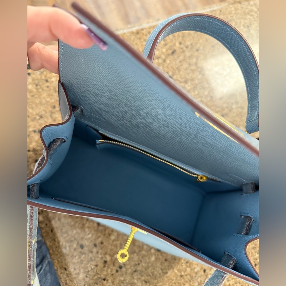 Elegant Blue Handbag - Picture 3 of 4
